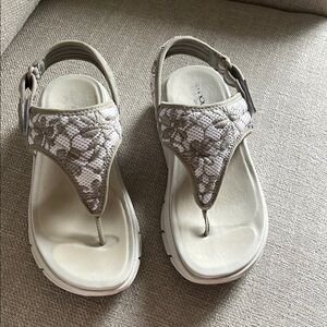 Easy Spirit Tan Sandals with Adjustable Ankle Strap and Floral Design